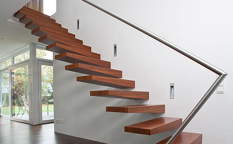 Freitragende Auslegertreppe mit konischen Stufen