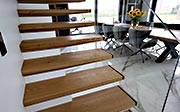 Moderne Kragarmtreppe in Eiche und Glas