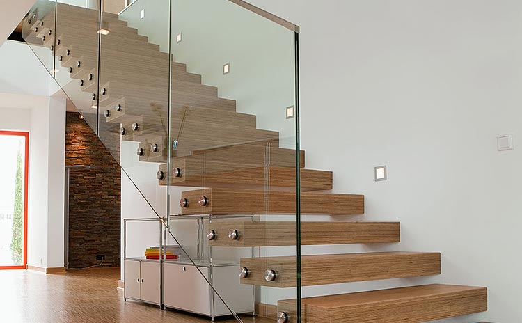 Freitragende Treppe mit Glasgeländer