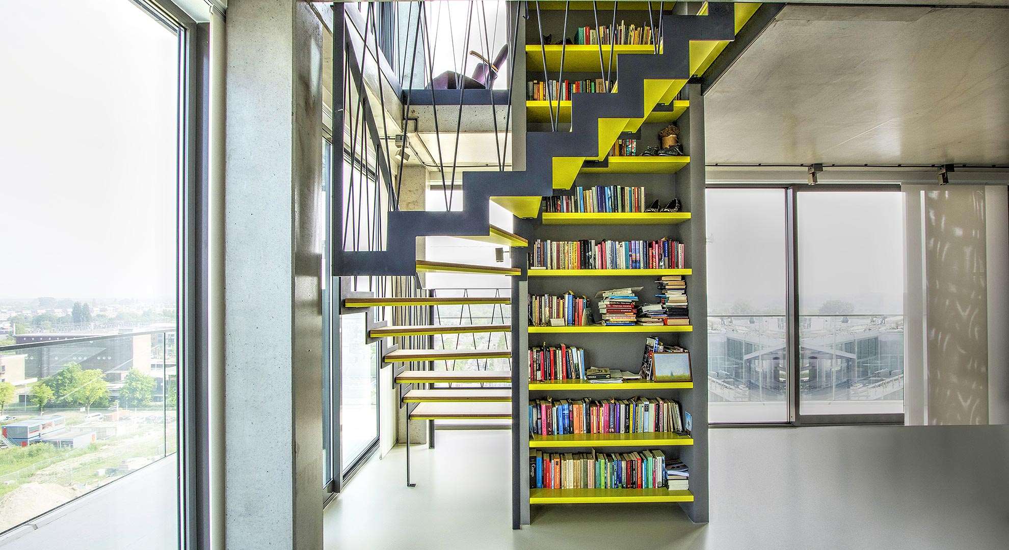 Moderne halbgewendelte Treppe in Esche - Hamburg - Meyer & Grave Tischlerei GmbH