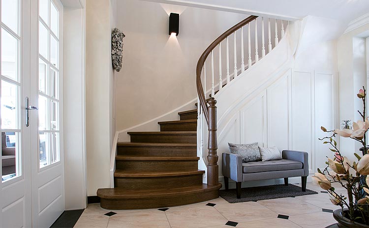 Hochwertige Treppe mit ländlichem Charme